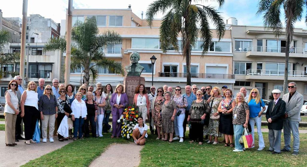 Los asistentes al homenaje a las mujeres emigrantes celebrado en Montevideo.