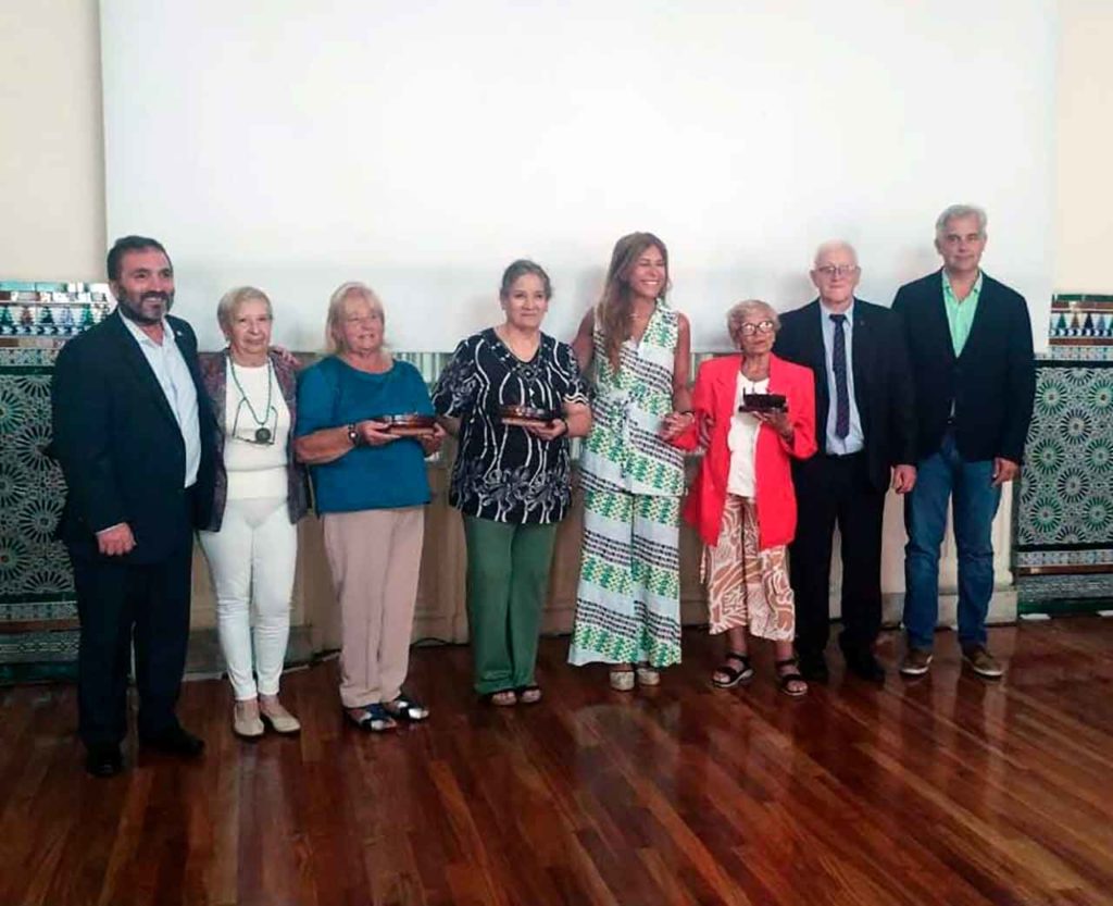 Las premiadas junto a directivos del Centro Gallego de Avellaneda y el delegado de la Xunta, Alejandro López Dobarro (derecha).