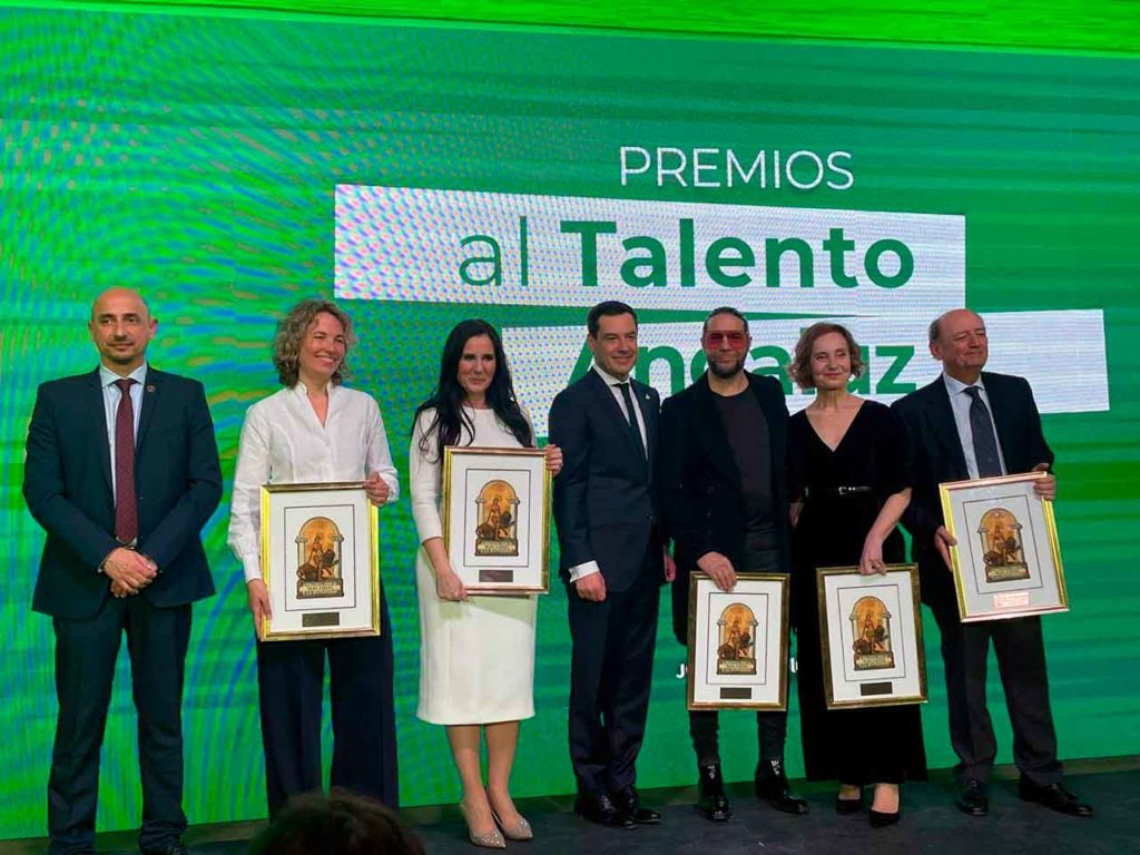 Juanma Moreno con los galardonados este año con los Premios Talento Andaluz.