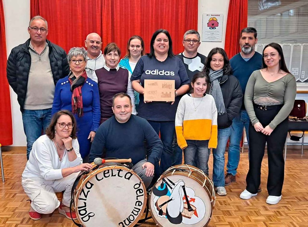 Miembros del grupo Galiza Celta con la placa en reconocimiento a su labor.