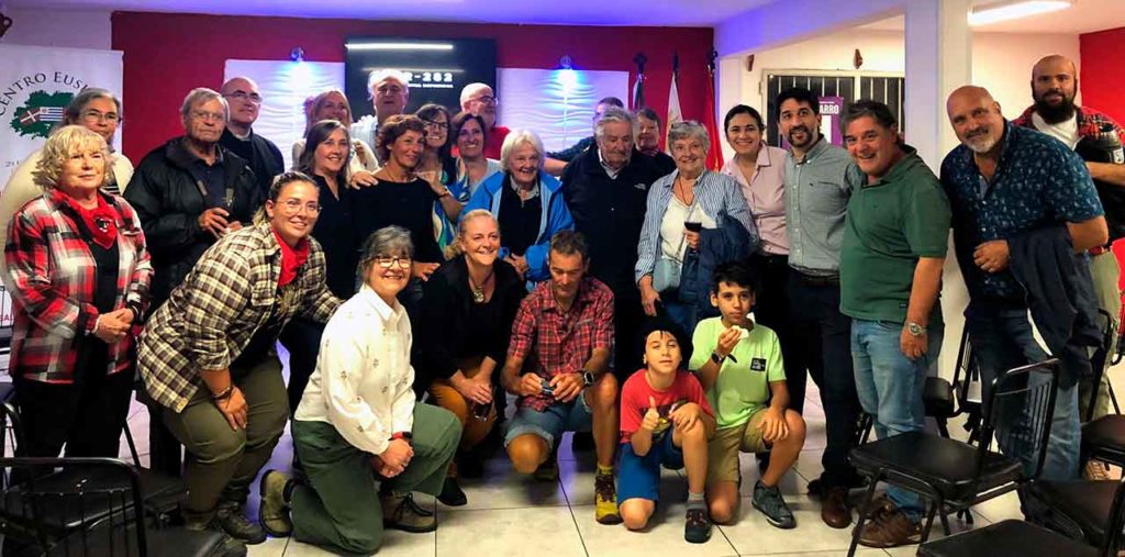 José Mujica con directivos y socios en el Centro Euskaro de Montevideo.