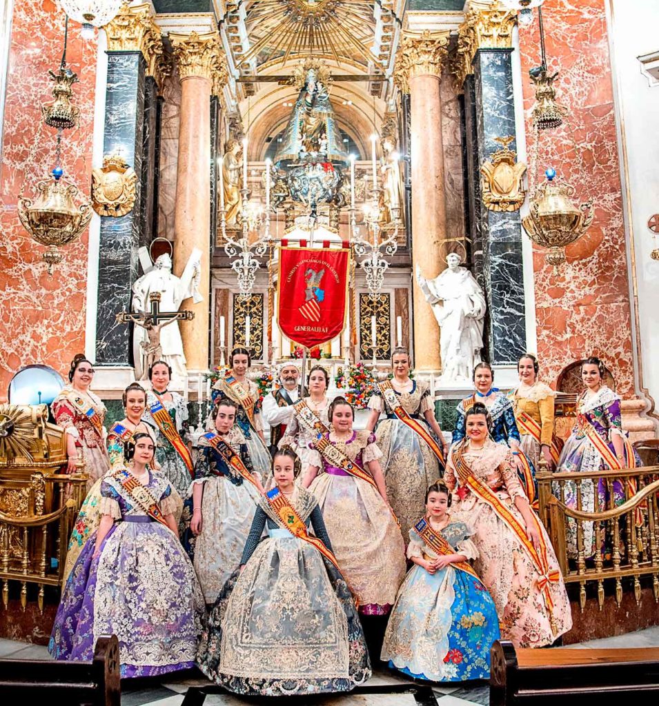 Las Falleras de los Cevex visitaron a la Virgen de los Desamparados, patrona de València.