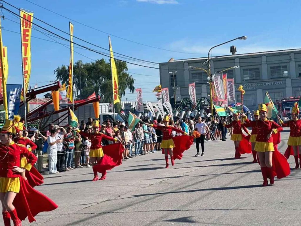 Desfile de la Guardia Real del Club Español de Tres Arroyos durante la 55º Fiesta Provincial del Trigo.