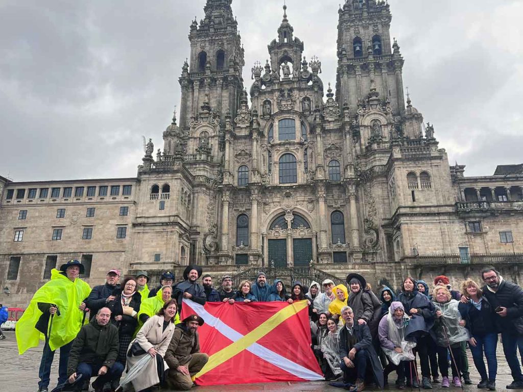 Los miembros de la Irmandade Galega de Rubí junto a las autoridades de la Xunta en la plaza del Obradoiro.