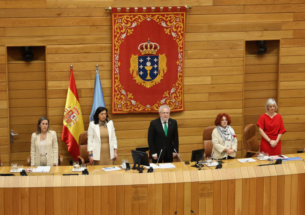 El presidente Miguel Santalices, con el resto de la Mesa del Parlamento tras su constitución: de izquierda a derecha, Ethel Vázquez, Elena Candia, Montserrat Prado y Patricia Iglesias.