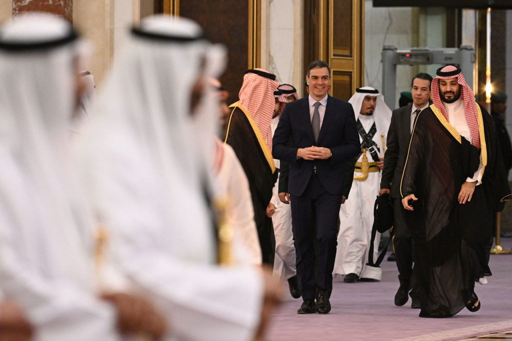 Pedro Sánchez con el príncipe heredero del Reino de Arabia Saudí, Mohamed bin Salmán.
