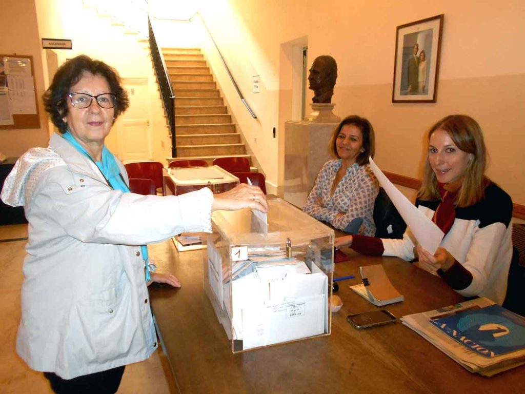 Una votante depositando el sufragio en urna en el Consulado en Buenos Aires en las elecciones europeas de 2019.