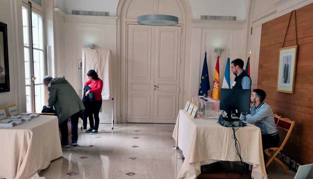Espacio para votar en las elecciones vascas habilitado en la Embajada de España en Buenos Aires.