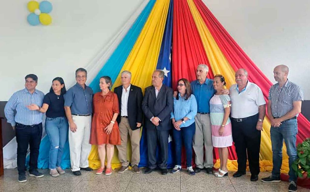 El viceconsejero de Acción Exterior, José Luis Perestelo, centro, en una visita realizada al Centro Hispano de Aragua el pasado mes de enero.