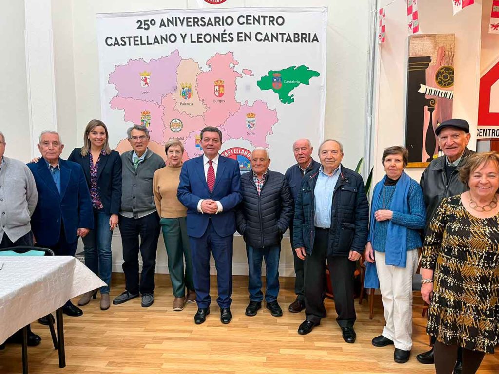 Luis Miguel González Gago e Irene Muñoz Vicente con los miembros del Centro Castellano y Leonés de Cantabria.