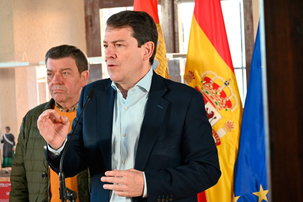 El presidente de la Junta, Alfonso Fernández Mañueco, realizó declaraciones a los medios durante su visita a Villalar acompañado por el consejero de Presidencia, Luis Miguel González Gago.