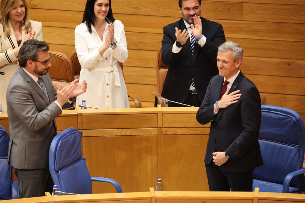 Alfonso Rueda agradece el aplauso de los miembros de su Gobierno en funciones y de su grupo parlamentario tras su investidura como presidente de la Xunta.