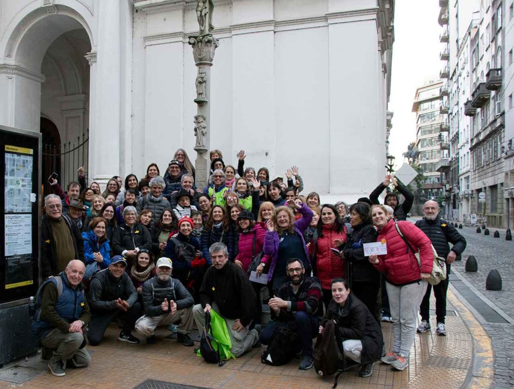 Los peregrinos que participaron de la última edición junto al cruceiro de la Iglesia de San Ignacio de Loyola.