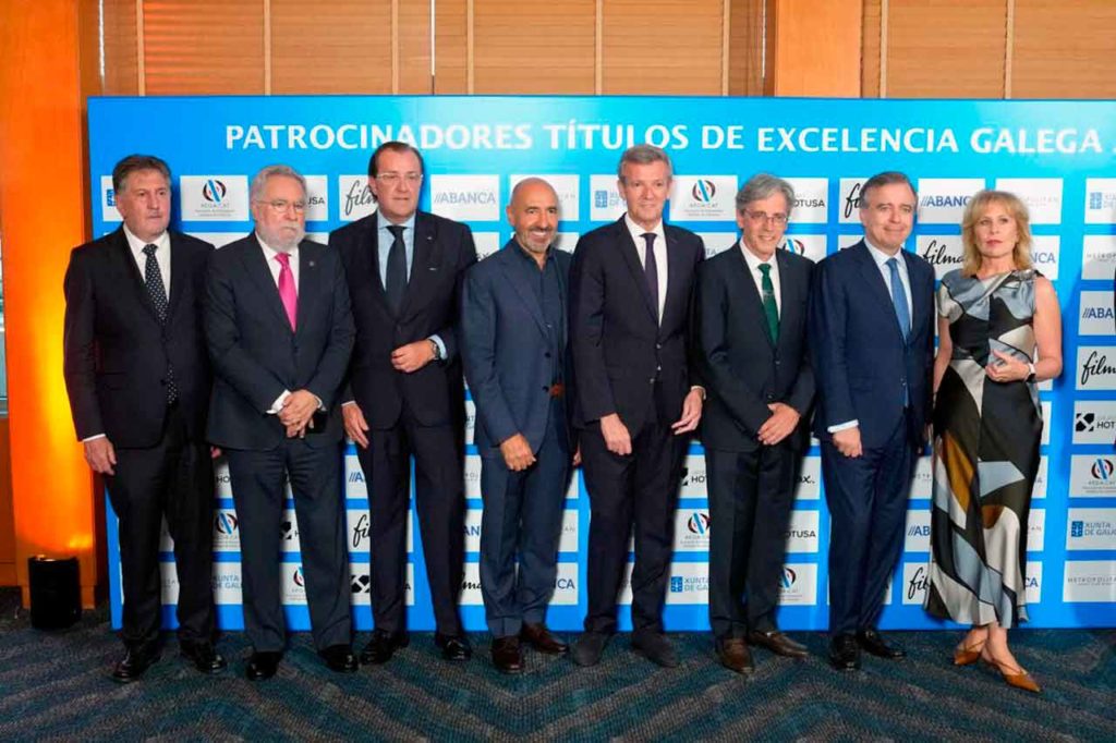 Alfonso Rueda con algunos de los premiados por AEGA-CAT.