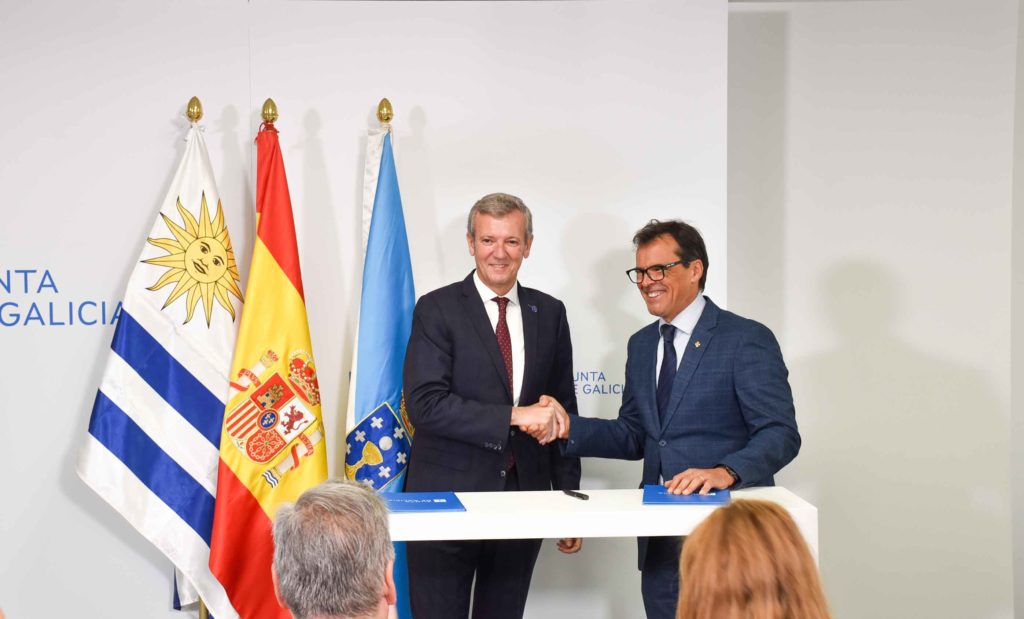 Alfonso Rueda y Fernando García tras firmas el convenio.