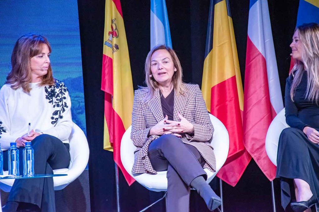Isabel María González Jiménez, Elena Bernardo y Olaya Romano participaron en una mesa redonda sobre retorno en el IV Congreso Mundial de Asturianía.