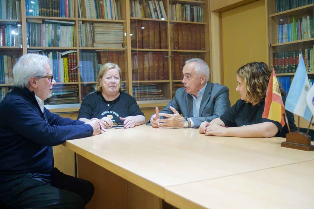 Óscar González, presidente de la comisión gestora del PSOE en Argentina; Beatriz Lagoa Veiga, presidenta del Centro Betanzos; César Mogo y Verónica Torres Bugallo, organizadora del Festival de Teatro de la Diáspora.
