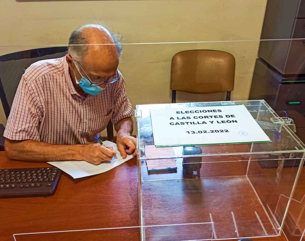 Urna instalada en el Consulado de Montevideo en las anteriores elecciones autonómicas de Castilla y León celebradas en febrero de 2022.