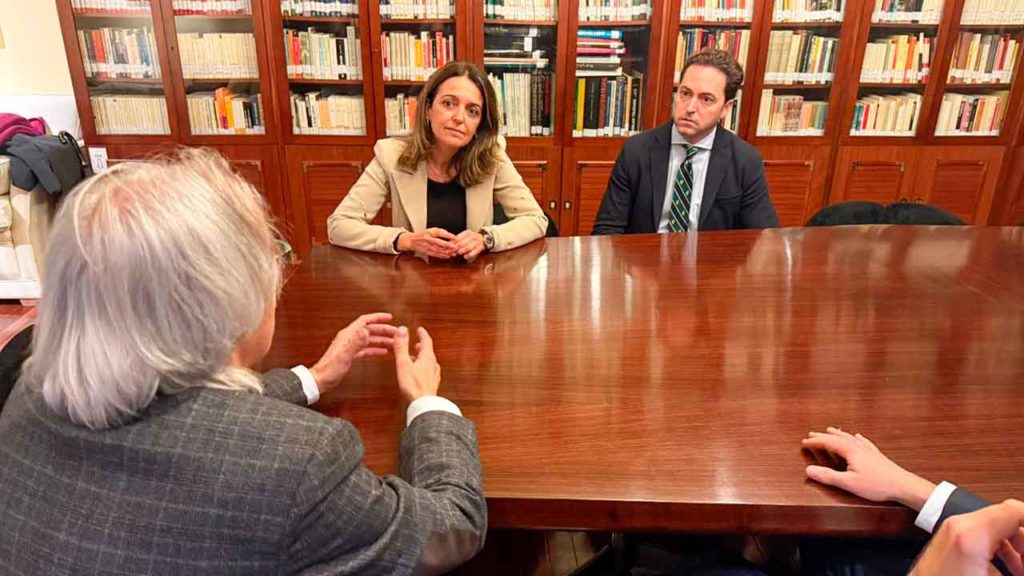 La consellera Nuria Martínez con directivos de la Casa de Valencia en Madrid.