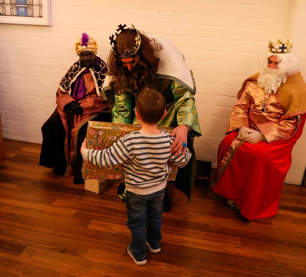 Uno de los niños recibiendo su regalo.