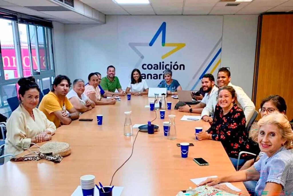 José Téllez, en la cabecera a la izquierda, en una reunión de Coalición Canaria.