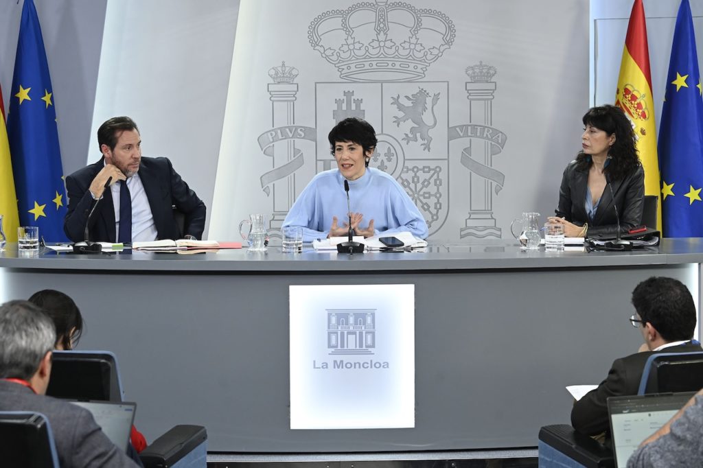La ministra de Inclusión, Seguridad Social y Migraciones y portavoz del Gobierno, Elma Saiz, durante la rueda de prensa tras el Consejo, acompañada del titular de Transportes y Movilidad Sostenible, Óscar Puente, y la de Igualdad, Ana Redondo.