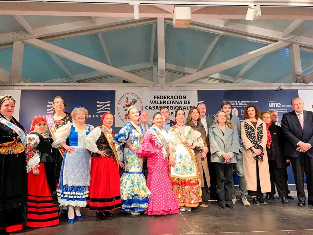 Carmen Uriol, quinta por la derecha, con directivos y representantes de las casas regionales en la Comunitat Valenciana.