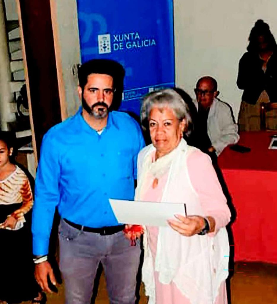 El presidente Osmel Cabrera hizo entrega de un Diploma de Constancia a Milagros Álvarez Walker, socia cincuentenaria.