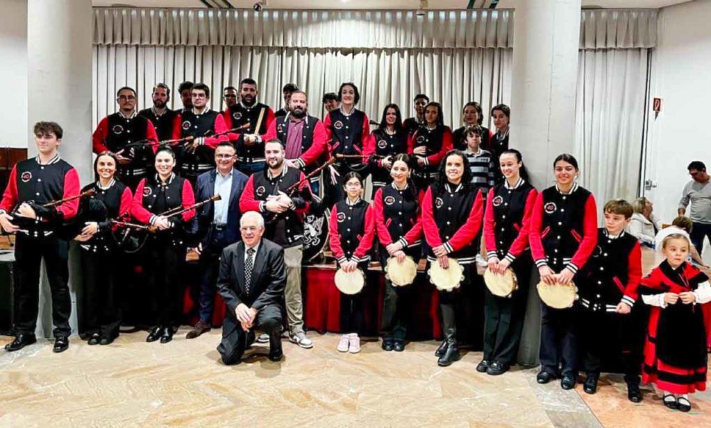 El conjunto As Xeitosiñas con su presidente, José Gil Doval, y el conselleiro de Emprego, Comercio e Emigración de la Xunta, José González.