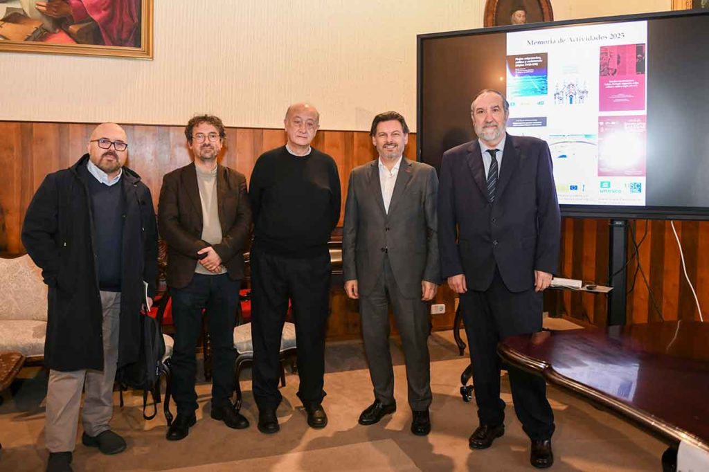 Antonio Rodríguez Miranda, segundo por la derecha, con los participantes en el acto.