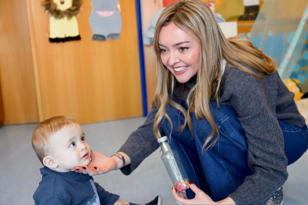 La conselleira de Política Social e Igualdad, Fabiola García, durante su visita a la escuela infantil pública autonómica de Rois.
