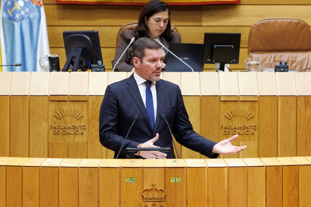 El conselleiro de Cultura, Lingua e Xuventude, José López Campos, durante su intervención en el Parlamento de Galicia.