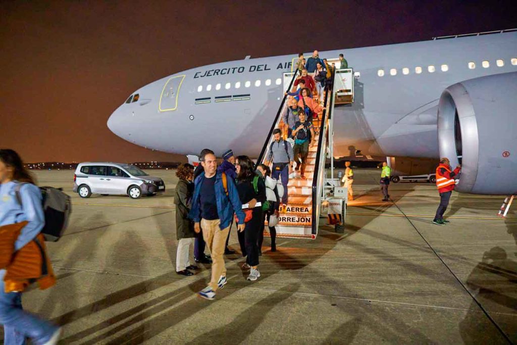 El jueves 5 de marzo llegaron a la base aérea de Torrejón (Madrid) 171 ciudadanos españoles repatriados desde Omán.