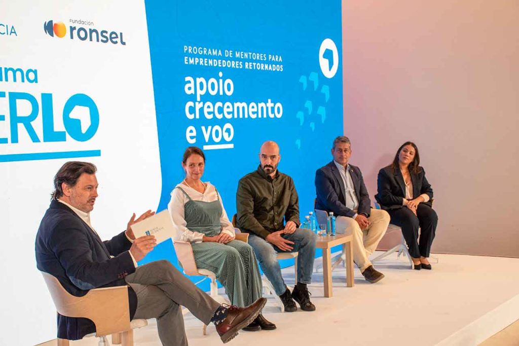 El secretario xeral da Emigración, Antonio Rodríguez Miranda, con algunos de los participantes en la edición de 2025 del Programa Merlo.