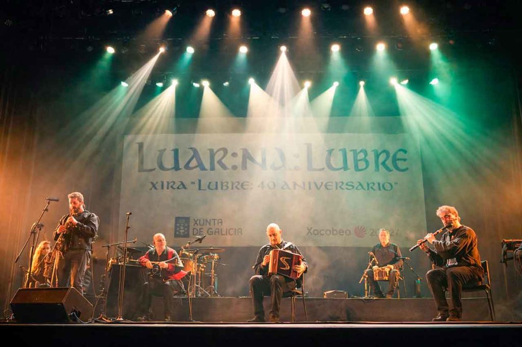 Actuación de Luar na Lubre en el teatro El Galpón de Montevideo el pasado 5 de marzo.
