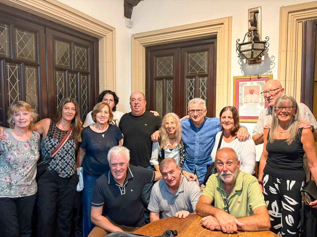 Garabedian, sentado en el centro, destacó el apoyo de la junta directiva del Centro Navarro al proyecto de digitalización de sus documentos.