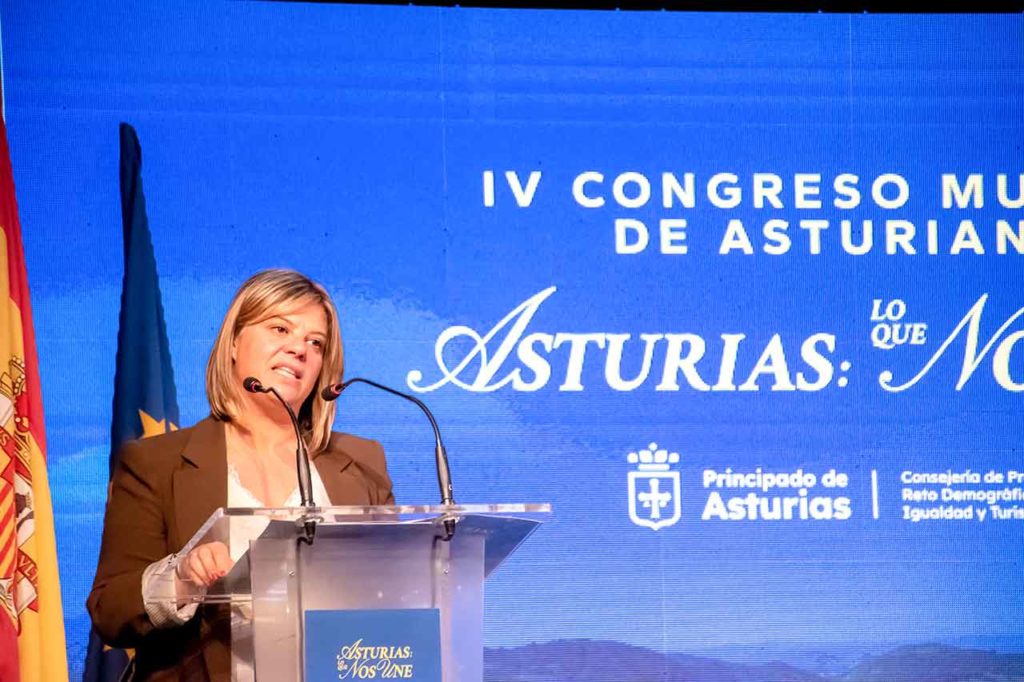 Gimena Llamedo en el IV Congreso Mundial de Asturianía celebrado en Villaviciosa en noviembre de 2025.