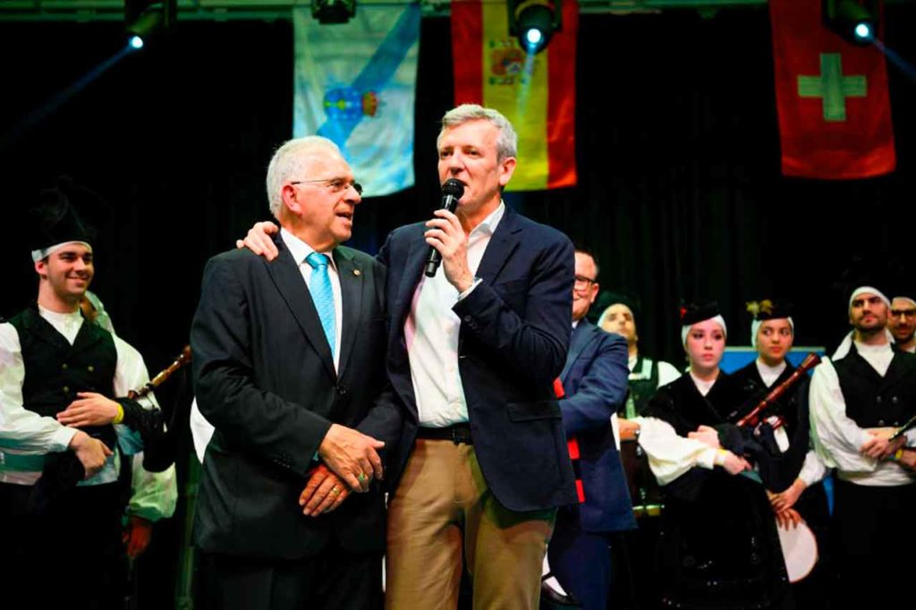 Alfonso Rueda con el presidente de As Xeitosiñas, José Gil Doval, durante la celebración del 45º aniversario de la entidad.