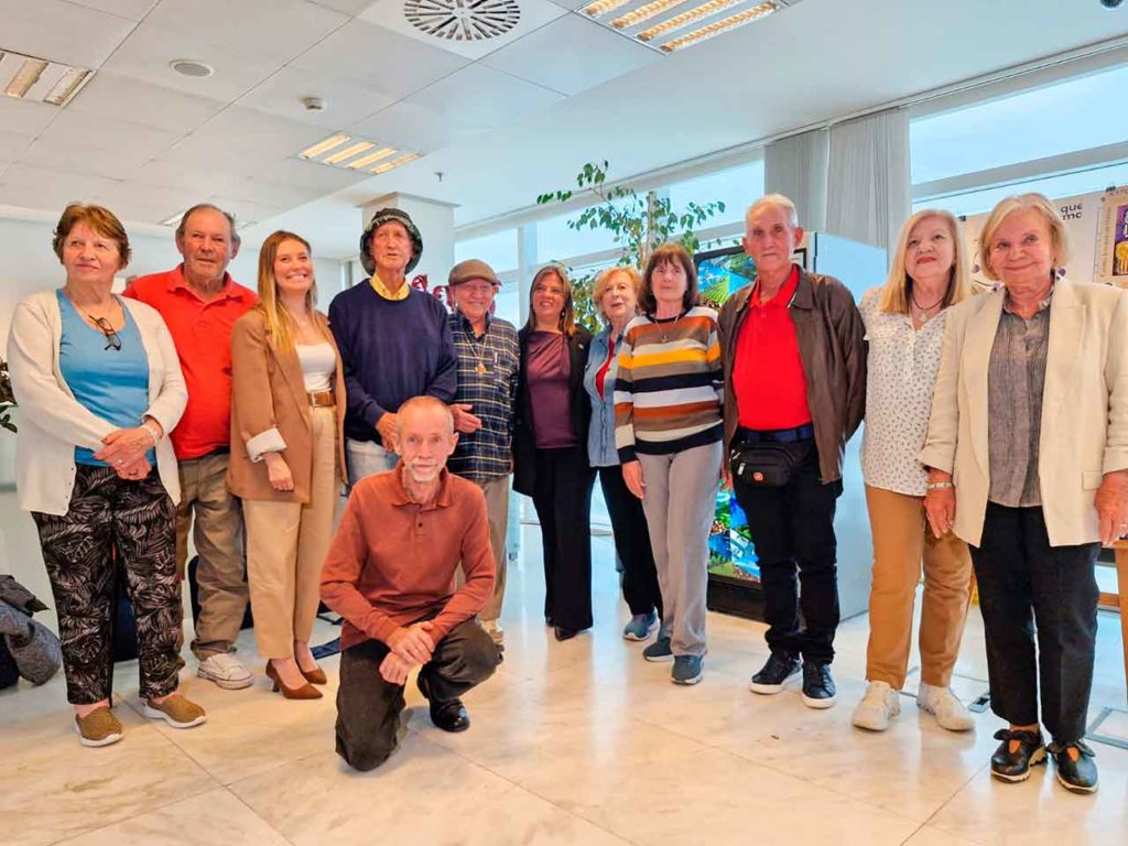 Gimena Llamedo con un grupo de emigrantes.