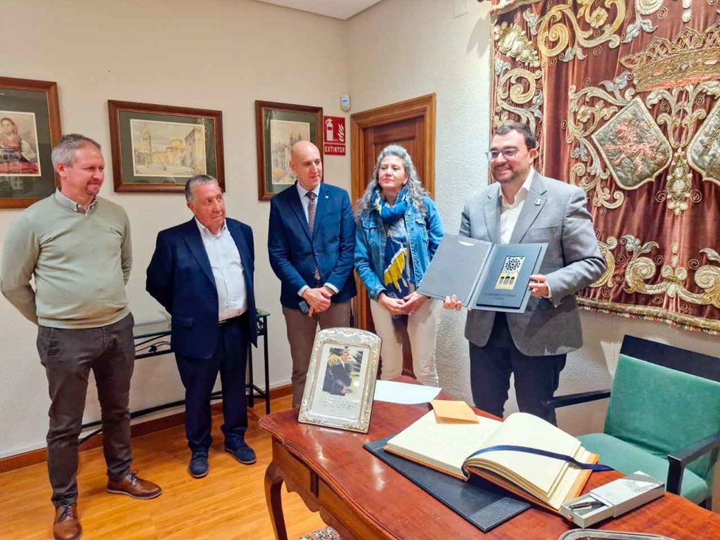 Adrián Barbón en la Casa de Asturias de León.