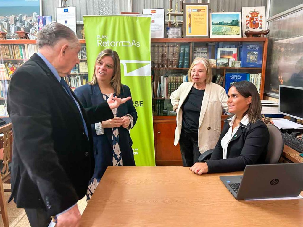 Gimena Llamedo y María Antonioa Fernánde Felgueroso en el Punto de Atención al Retorno del Centro Asturiano de Mar del Plata.
