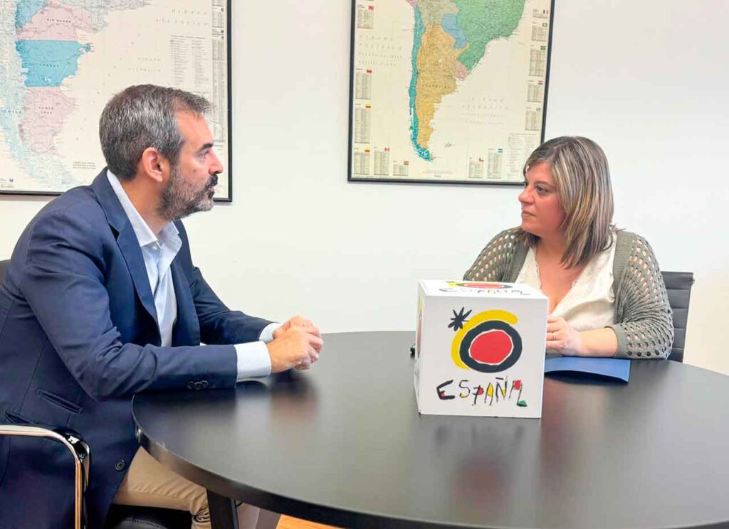 El director de la Oficina Española de Turismo (OET) de la capital argentina, Felipe Formariz, y la vicepresidenta del Principado, Gimena Llamedo.