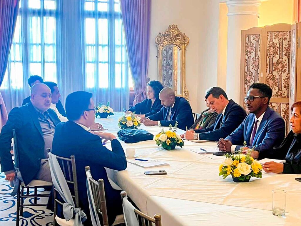 El conselleiro José González en la reunión con representantes gubernamentales de Colombia.