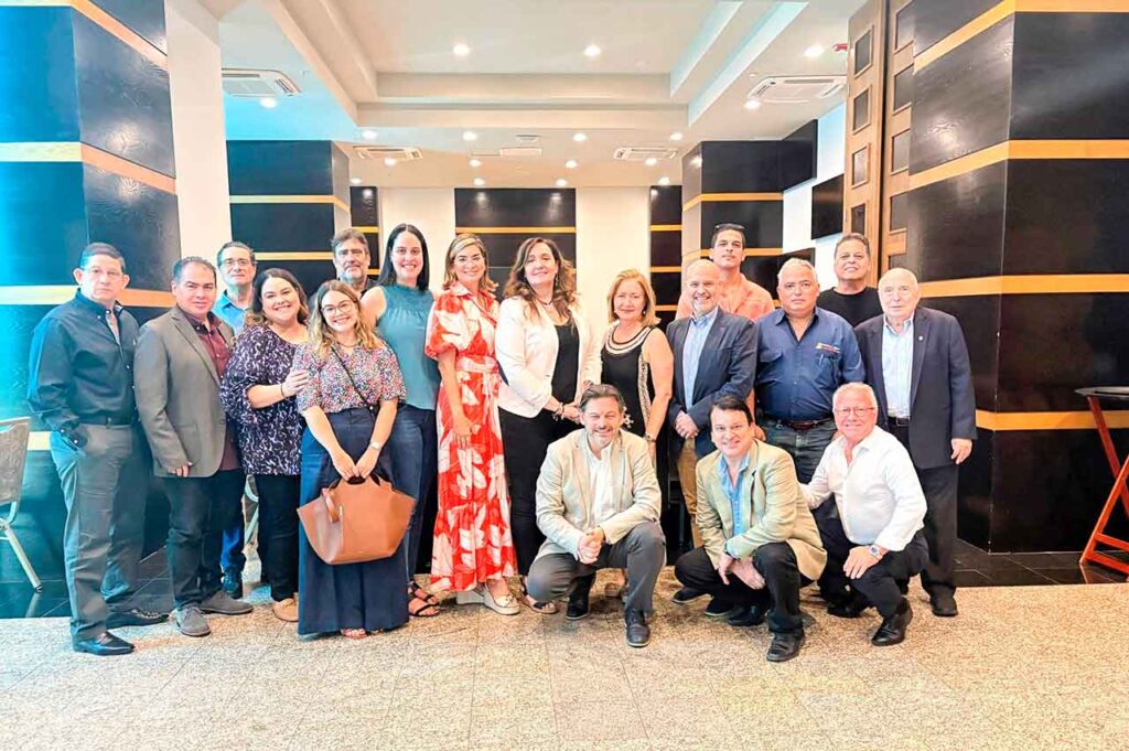 Antonio Rodríguez Miranda con miembros de la colectividad gallega en Panamá.