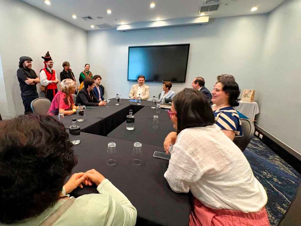 El secretario xeral da Emigración, Antonio Rodríguez Miranda, se reunió con la directiva del Lar Gallego de Costa Rica.