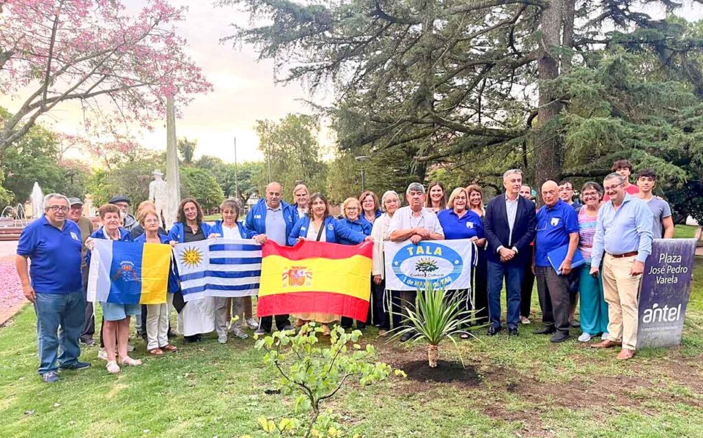 Los participantes en el acto tras plantar el drago en la plaza José Pedro Varela de Tala.