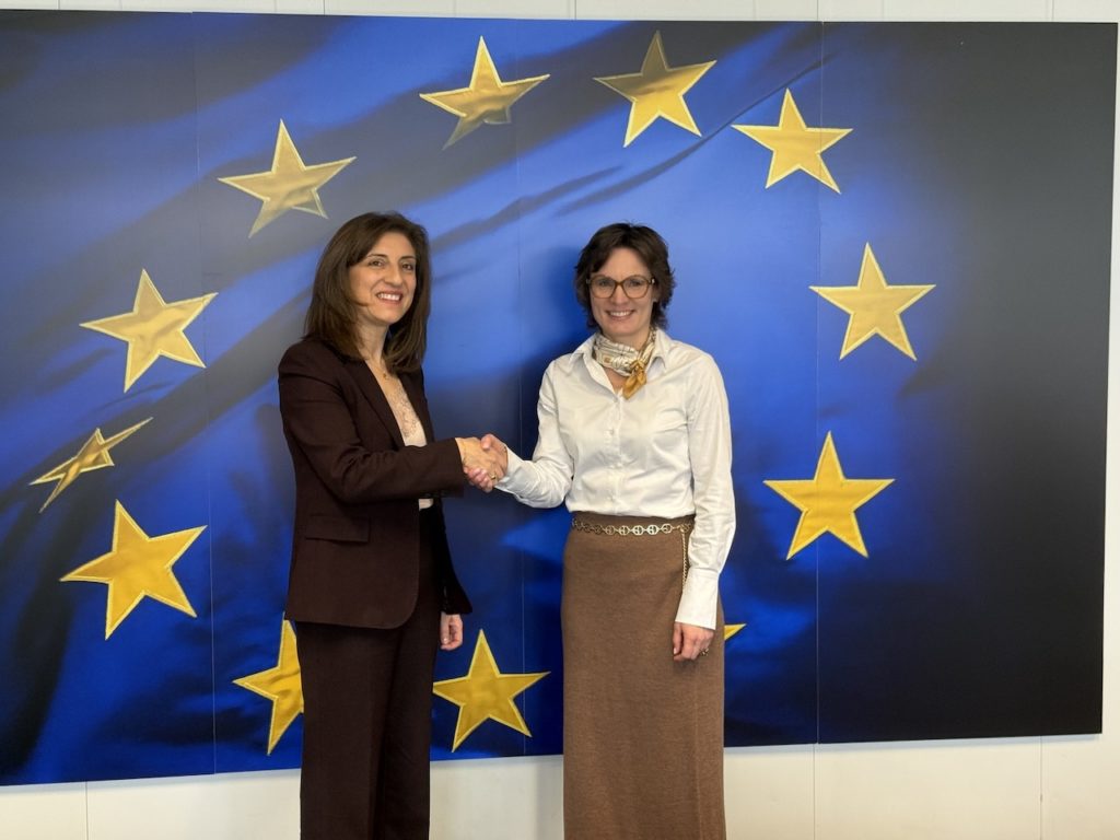 La conselleira Ángeles Vázquez y la comisaria europea Jessika Roswall.