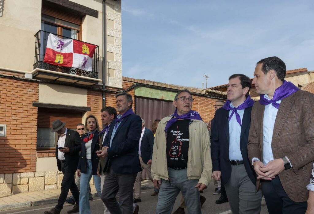 El presidente de la Junta, Alfonso Fernández Mañueco, y otras autoridades durante su visita a Villalar de los Comuneros (Valladolid) en el Día de Castilla y León.
