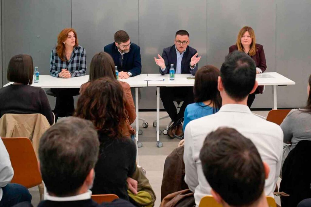 El conselleiro José González durante la reunión con los técnicos de la Rede de polos de emprendemento.
