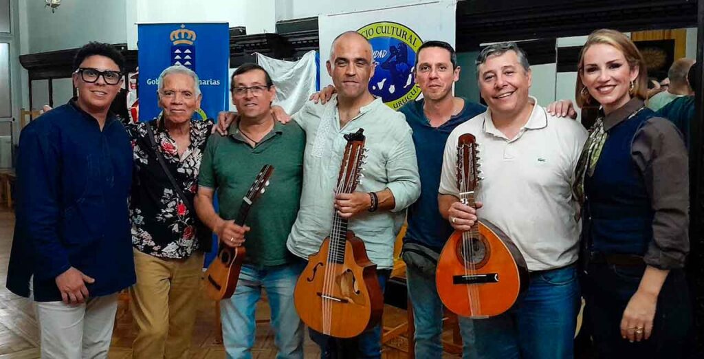 Yeray Rodríguez, en el centro, junto a payadores de Uruguay y Argentina que participaron en el evento.